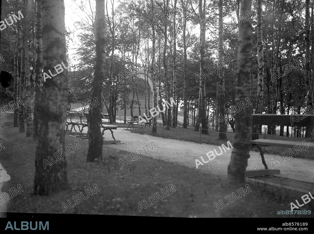 Göteborg 1914-06-25    1516. Musikpaviljongen i skogen vid Redbergsplatsen - kallas Redbergsparken - Paviljongen byggdes 1886 och revs 1936 - *** Local Caption *** 1914-1516. KAMERAREPORTAGE.