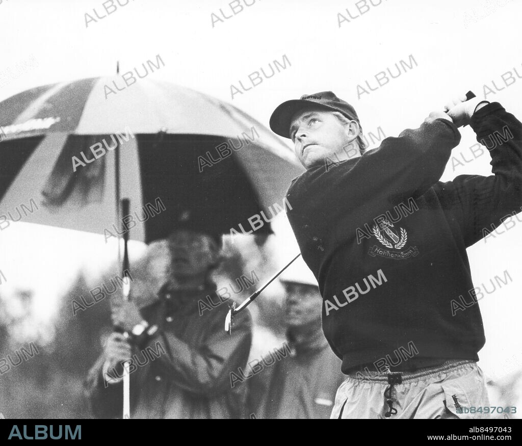 Göteborg 1992-08-22 - Under paraplyet ses före detta ishockeyproffset Jörgen Pettersson och golfspelaren Mats Sterner slår ut - *** Local Caption *** GP - Foto: Anders Hofgren. Kamerareportage.