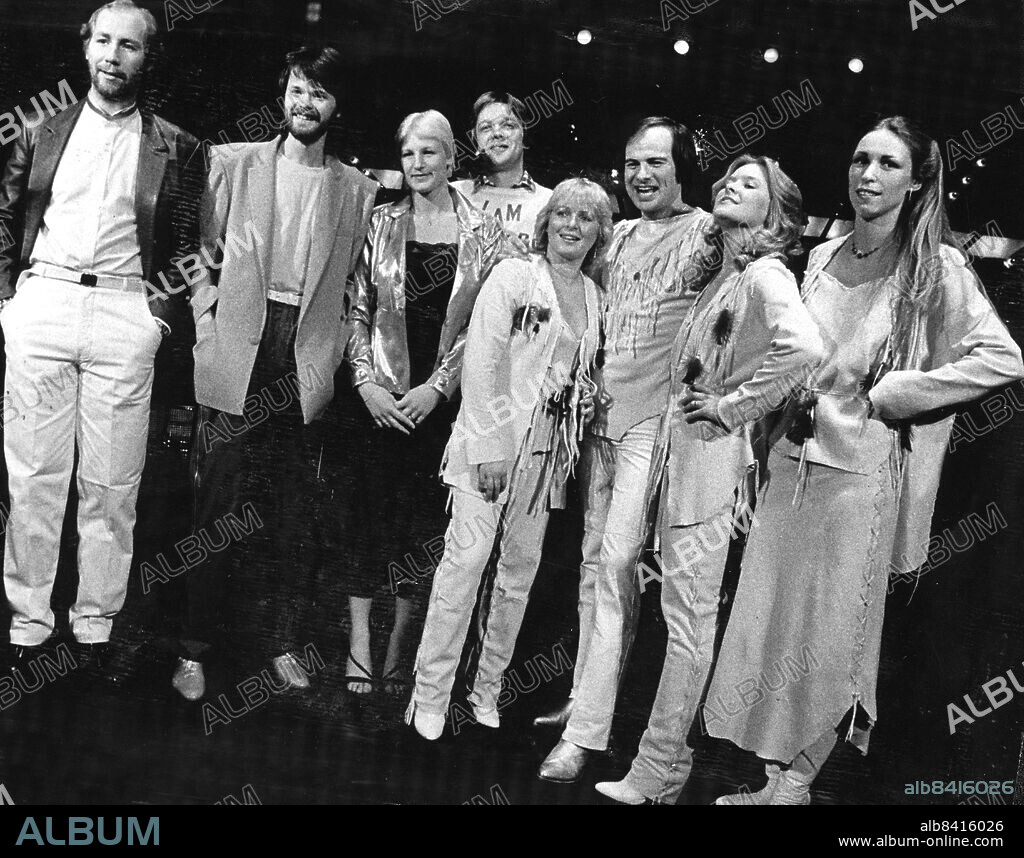 Stockholm 1981-02-19. Inför Melodifestivalen 1981. Här är dom, deltagarna i årets melodifestival. Fr v Janne Lucas Persson, Anders Glenmark, Kicki Moberg, Björn Skifs samt gruppen Sweets 'n Chips med Kikki Danielsson, Lasse Holm, Elisabeth Andreasson, och Britta "Tanja" Johansson.. Foto: Lasse Olsson / DN / TT / Kod: 45. ** SvD OUT **.