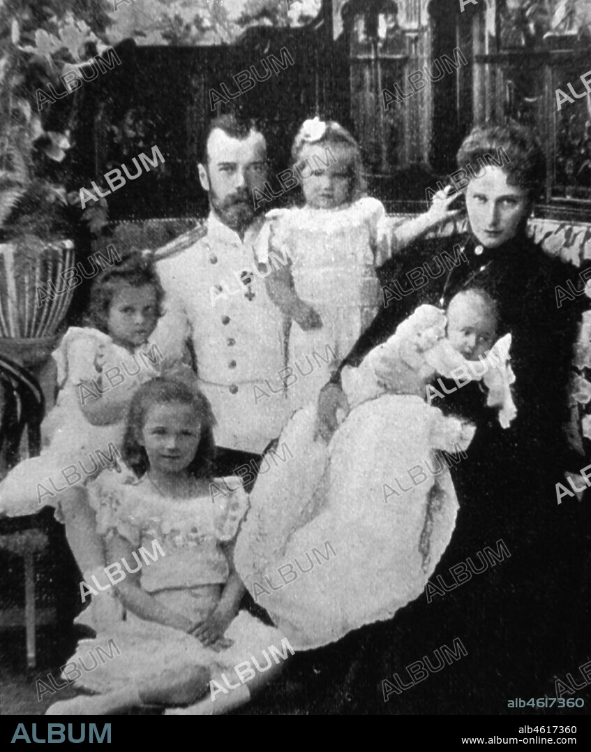 Nicolás II (1868-1918), último zar de Rusia, con su familia, su esposa, la gran duquesa Alejandra Fiodorovna Romanova (1872-1918), y sus hijas Olga Nikolaevna (1895-1918), Tatiana Nikolaevna (1897-1918), Maria Nikolaevna (1899-1918), y Anastasia Nikolaevna (1901-1918), en el año 1901.
