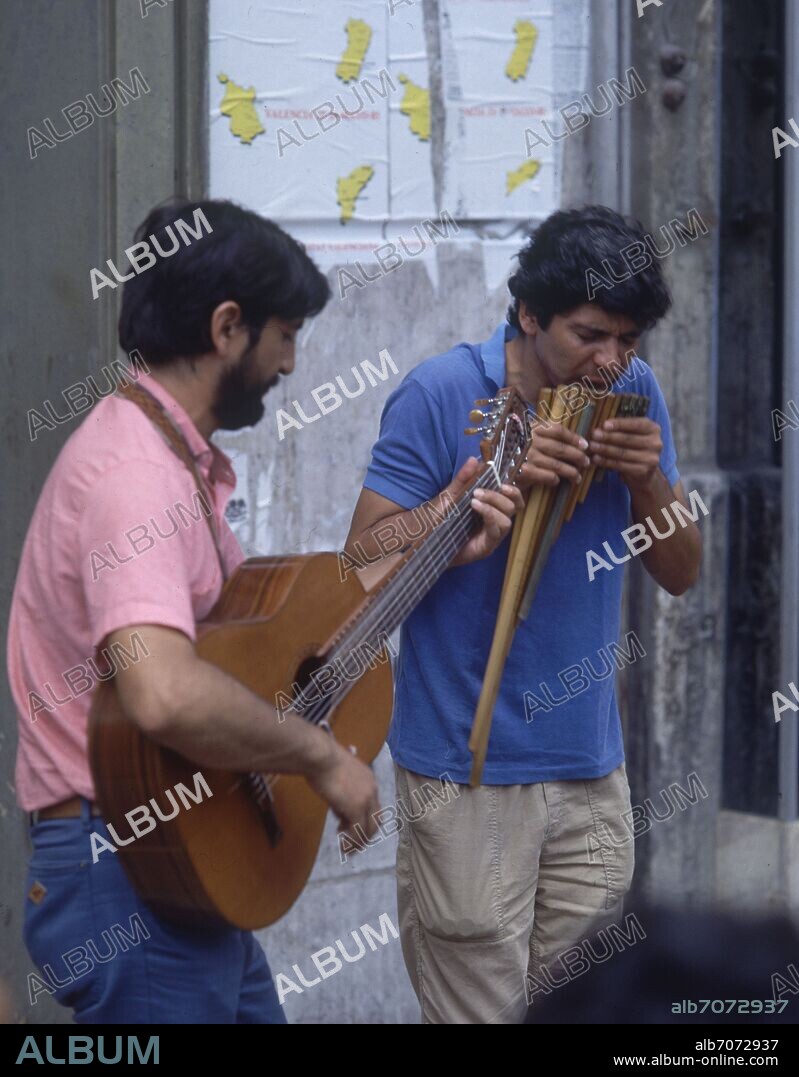 MUSICOS CALLEJEROS - GUITARRA Y FLAUTA DE PAN.