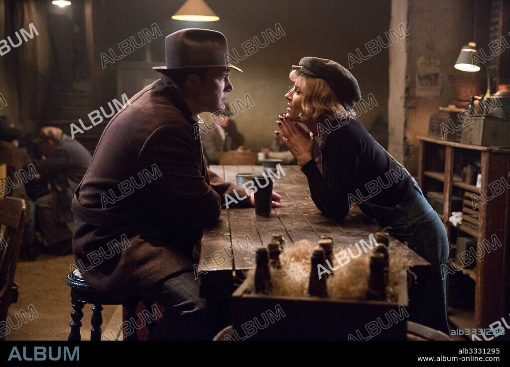 BEN AFFLECK and SIENNA MILLER in LIVE BY NIGHT, 2016, directed by BEN AFFLECK. Copyright APPIAN WAY/PEARL STREET FILMS/WARNER BROS. / FOLGER, CLAIRE.