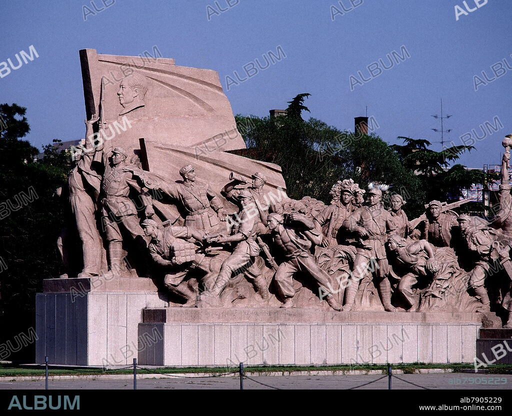 ESCULTURA DEL MAUSOLEO DE MAO ZEDONG EN LA PLAZA DE TIAN-ANMEN.