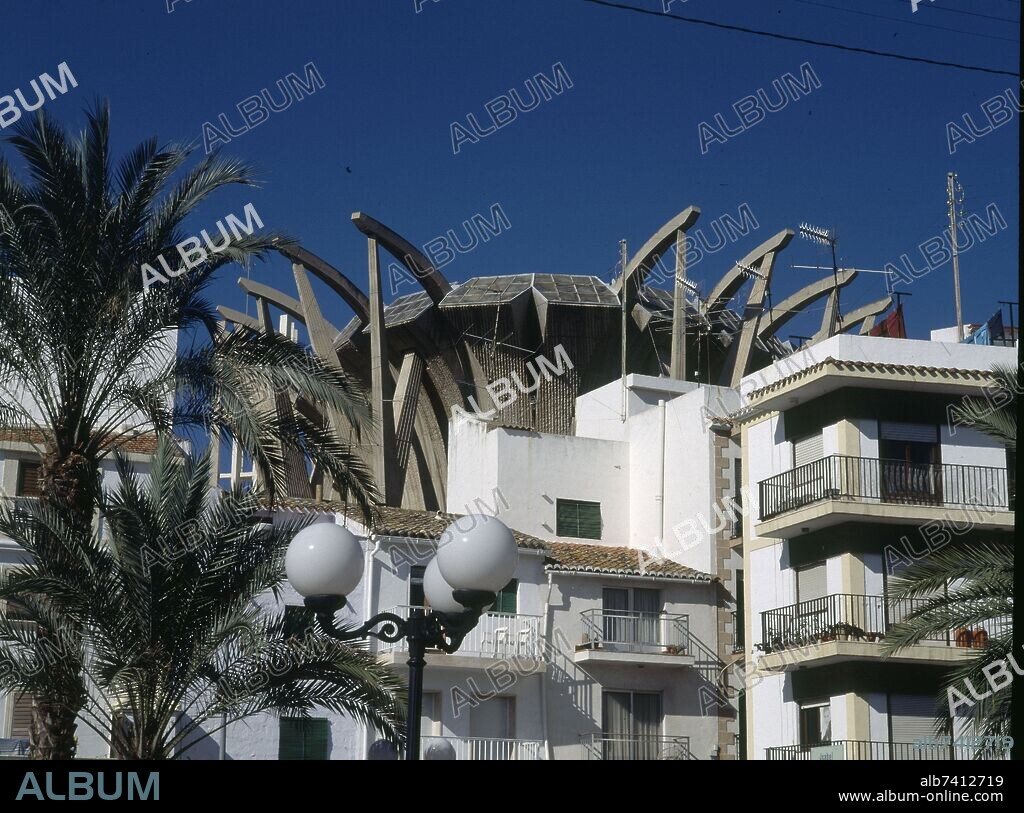 APARTAMENTOS CON IGLESIA MODERNISTA DEL OPUS DEI DETRAS.