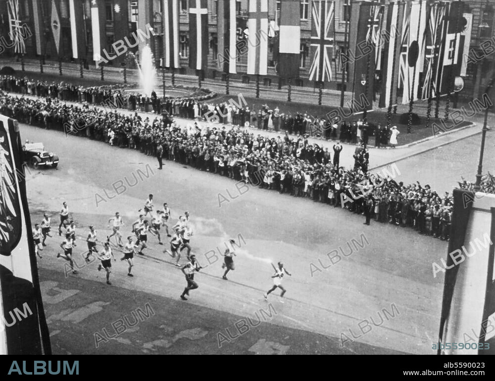 XI Olympic Games, 1-16 August 1936, Berlin. The relay with the Olympic Flame, heading towards the Olympic Stadium: The runners pass Paris Square. Photo.