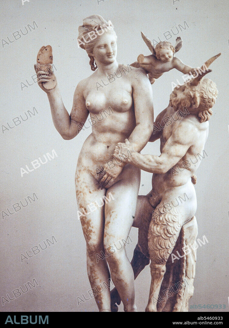 Afrodita, Pan y Eros, mármol, siglo II a.C., 1,55 m., procedente de la casa de los poseidoniastas.