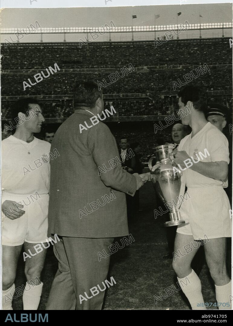 Madrid, June 1959. Don Santiago Bernabéu receives applause from the public when he is awarded the IV European Cup, won in Germany, when Real Madrid beat the Stade de Reims by 2 to 0. In the image, the white president with José María Zárraga and Francisco Gento.