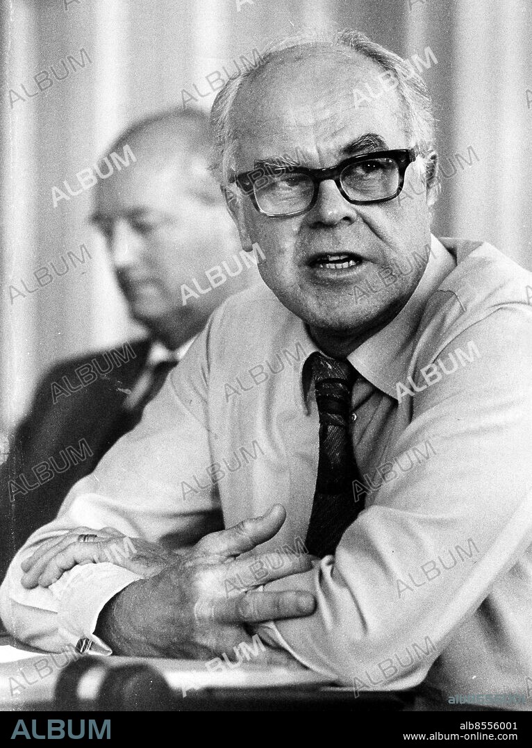 ©SCANPIX SWEDEN 19770319. Bror Rexed, mannen bakom du-reformen. Foto Gunnar Lundmark / SvD / SCANPIX . Code 30102.