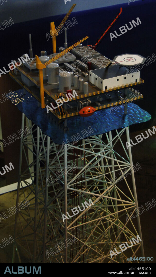 "OCEAN STAR OFFSHORE DRILLING AND RIG MUSEUM". Museo sobre la explotación petrolífera. MAQUETA DE UNA PLATAFORMA DE PRODUCCION. Isla de Galveston. Estado de Texas. Estados Unidos.