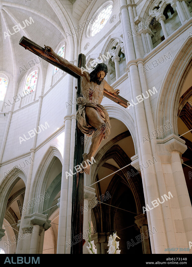 FERNANDO CHUECA GOITIA Y CARLOS ISIDRO DE LA PUERT. INTERIOR-CRUCERO-CRUZ CON CRISTO CRUCIFICADO EN EL CENTRO.