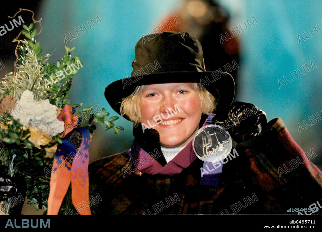 Lillehammer 1994-02-24. Vinter-OS i Lillehammer. Marie Lindgren från Burträsk med sin silvermedalj i freestylehopp. Foto: Sören Håkanlind / Pica / TT / kod 40535.
