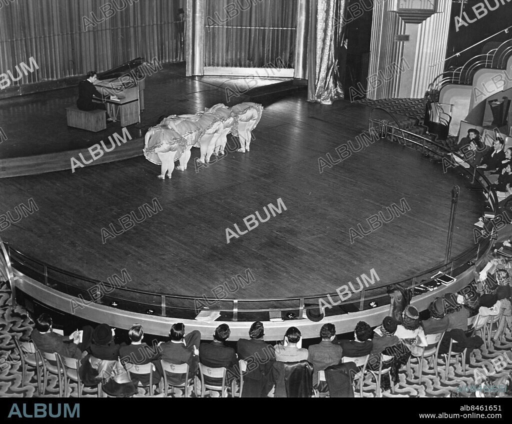 Orig. bildtext... LEND WEIGHT TO LECTURE BY PROF. BILLY ROSE By far the weightiest subject introduced by Professor Billy Rose in his lecture to students of dramatic arts from Columbia and New York Universities, were these Rosebuds, each of whom tips the scales at 250 pounds or over. Rose was assisted in his lecture by entertainers at his Casa Manan, gargantuan New York night club. sites: NEW YORK ;USA.