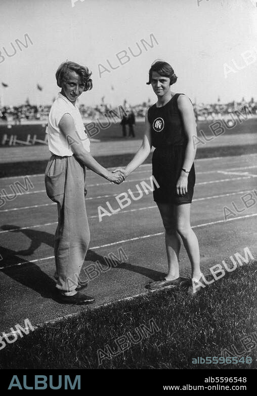 Sports / Running. German women's championships in Breslau (Wroclaw), 6 - 7 August 1927: Gertrud Gladitsch (left), German champion over 100m, congratulates Ms Batschauer, the new German champion over 800m (time: 2,237 minutes). Photo.