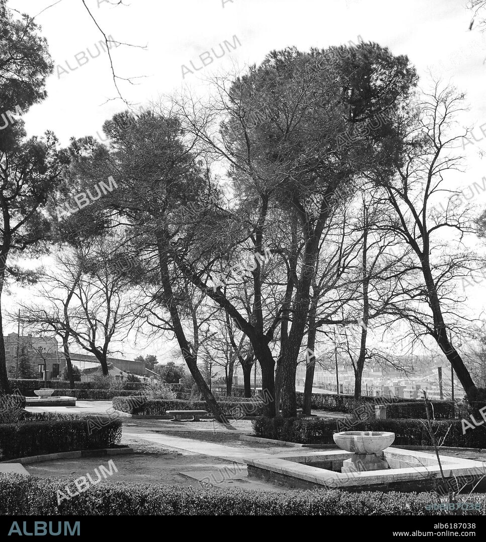 JARDINES DE LA CUESTA DE LA VEGA - FOTOGRAFIA EN BLANCO Y NEGRO - AÑOS 60.