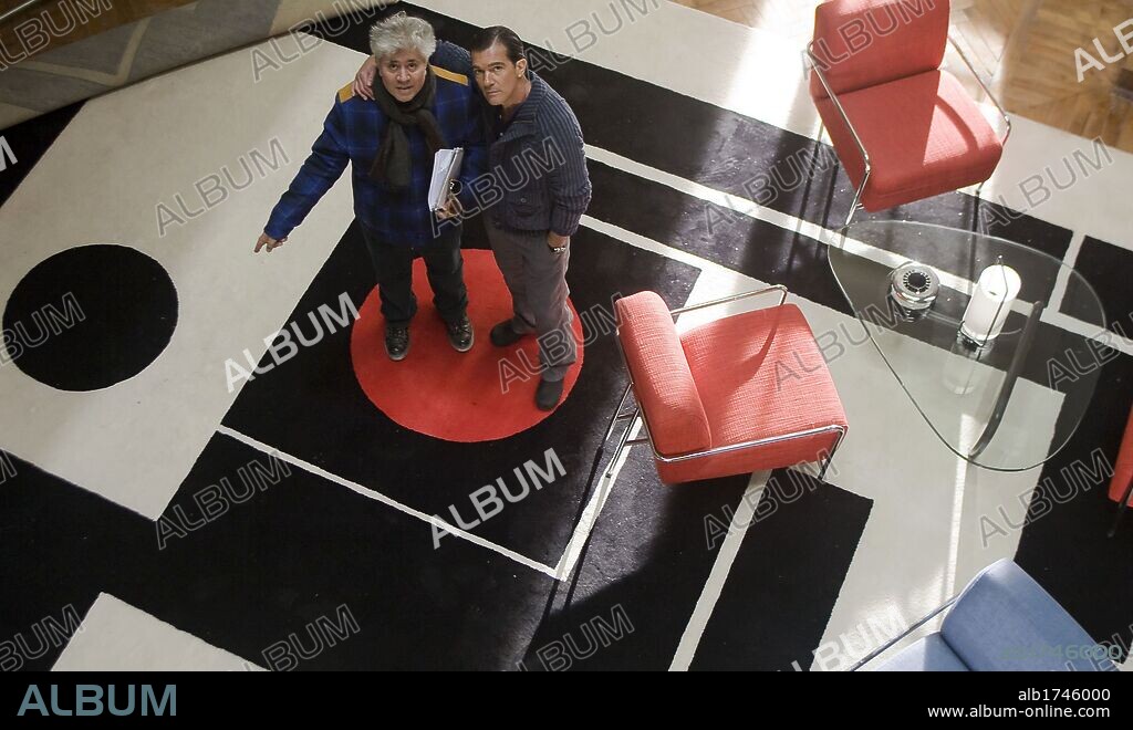ANTONIO BANDERAS and PEDRO ALMODOVAR in THE SKIN I LIVE IN, 2011 (LA PIEL QUE HABITO), directed by PEDRO ALMODOVAR. Copyright BUENA VISTA.