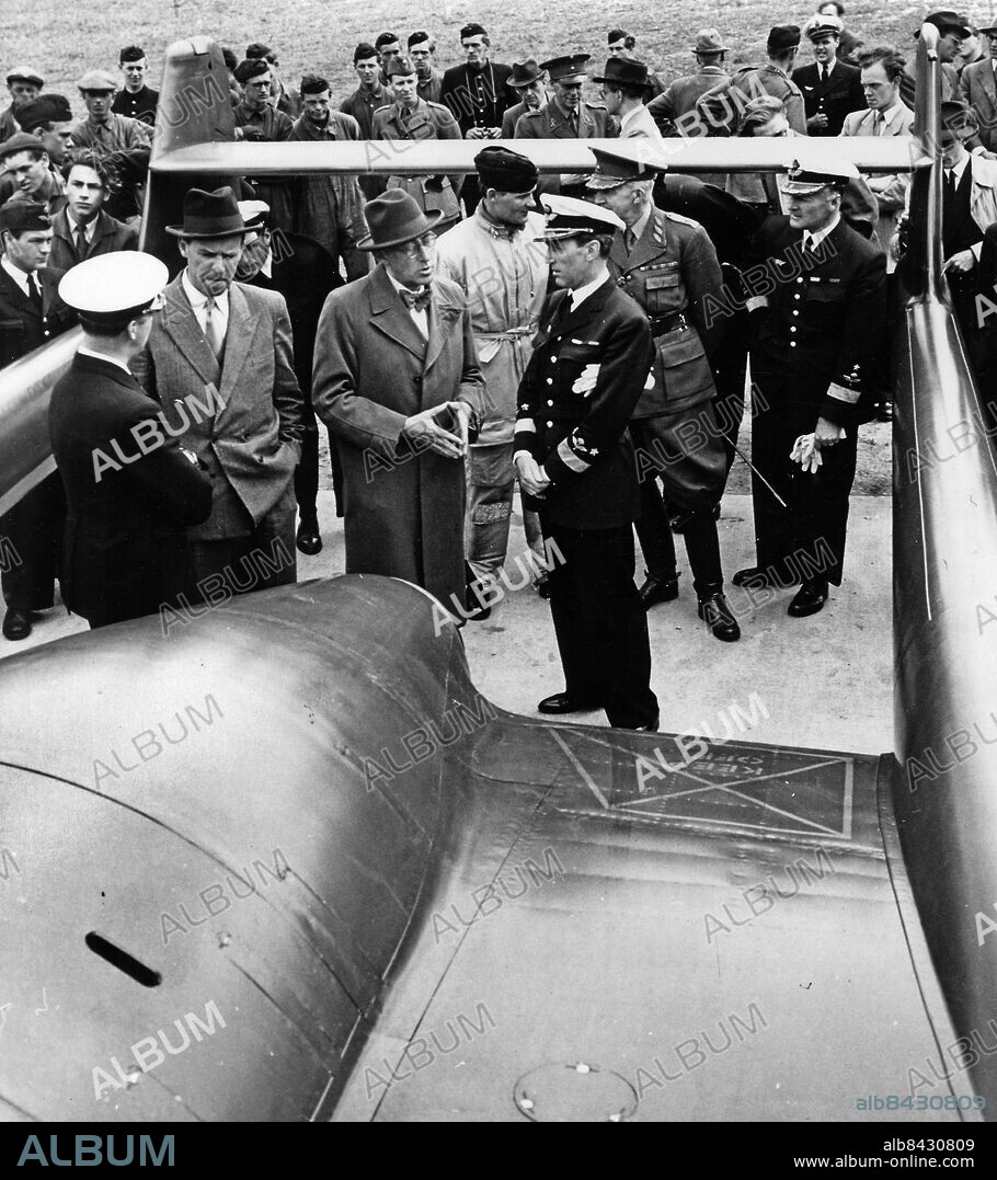 1946-06-06.. DAGENS EKO. Radioprogram med ett reportage där föraren, löjtnant Jan Oterdahl (i centrum andra raden), visar det nya svenska jaktplanet "Vampire" för bl.a. försvarsminister Allan Vougt, general Bengt Nordenskiöld, flygvapenchef 1942-1954, och pressen.. Sänt 1946-06-06.. Foto: Sören Hoffman / RiR / SVT / Kod: 5600. RiR sv/v . Mapp: Radio - Diverse program Dagens eko 2 1946, 1947 L9.
