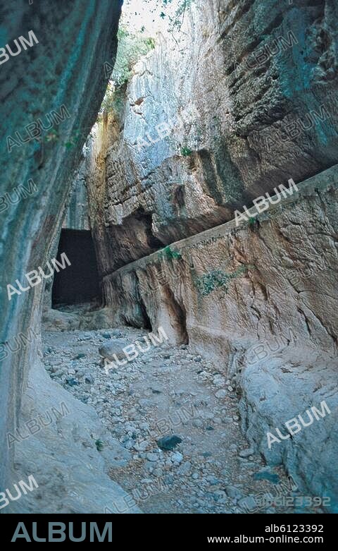 Seleukia Pieria (Hafenstadt des antiken Antiochia, heute Antakya / Türkei), Titus-Tunnel (Entwässerungssystem gegen Überschwemmungen, erbaut im 1. Jh. unter Vespasian und Titus).-Teilansicht des offenen Abschnitts.-Foto, undat.