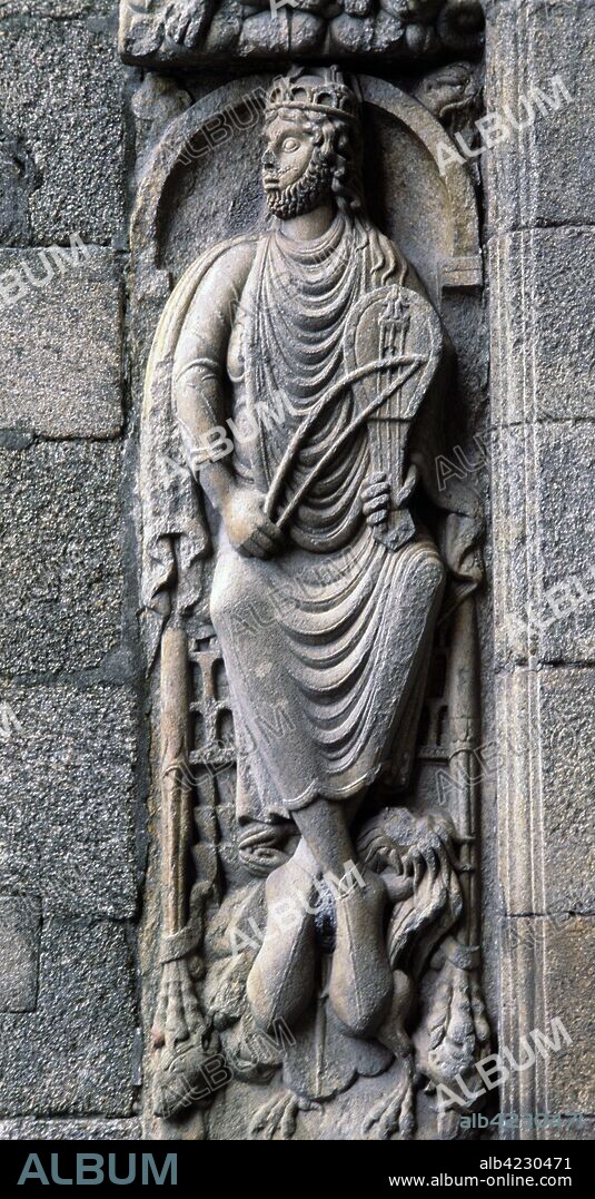 DAVID REY HEBREO . 1015-975 AC EL REY DAVID TOCANDO LA LIRA RELIEVE DEL MAESTRO MATEO EN LA FACHADA PLATERIAS DE LA CATEDRAL DE SANTIAGO DE COMPOSTELA.