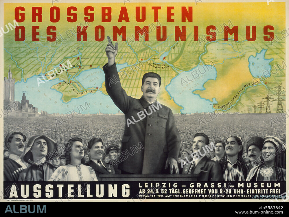 Stalin, Josef sowjet. Politiker; 1879-1953. "Großbauten des Kommunismus": Stalin vor einer Menschenmenge stehend, im Hintergrund eine Landkarte der südlichen Sowjetrepubliken, mit den großen Kanalbauten der Stalinzeit. Ausstellungsplakat, Leipzig, Grassi-Museum, 1952.