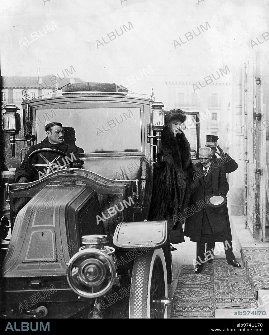 January 30, 1913. For the Victims of War. HM Queen Victoria arriving yesterday morning in her Renault car to the temple of Saint Jerome, where she heard a prayer for the soldiers who died in the Rif campaign.