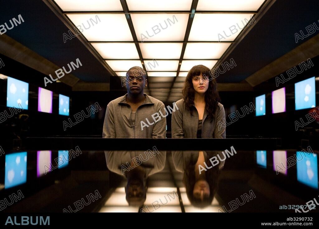 DANIEL KALUUYA y JESSICA BROWN FINDLAY en BLACK MIRROR, 2011, dirigida por OWEN HARRIS. Copyright CHANNEL 4/ZEPPOTRON.