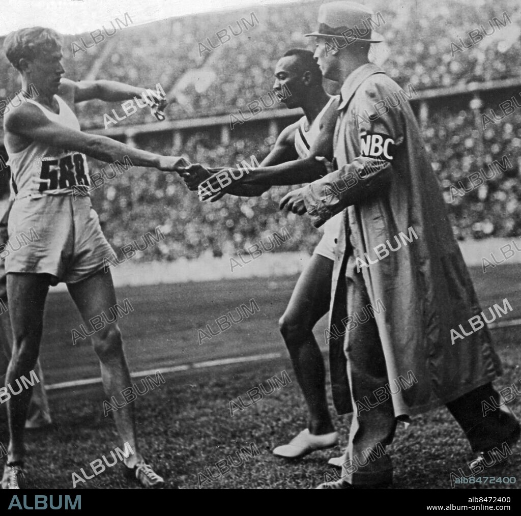 ARKIV BERLIN 19360803. Lennart Strandberg (t.v.) har fått en muskelbristning i låret under finalen på 100 meter vid de olympiska spelen i Berlin och slutar sexa och sist. Segraren Jesse Owens, USA, och en amerikansk journalist skyndar fram för att assistera svensken.. Foto: AB Text & Bilder / SVT / Kod: 5600. Bonnierarkivet R107 Svenska deltagare Berlin 1936.
