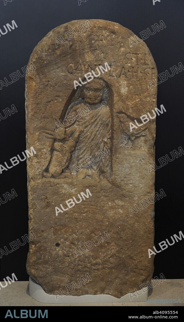 Estela funeraria romana dedicada a una niña difunta, representada en una hornacina con túnica talar y manto. Junto a ella un conejo y un pájaro. Siglo I. Piedra caliza. Procedente de Cástulo (Linares, provincia de Jaén, Andalucía). Museo Arqueológico Nacional. Madrid. España.