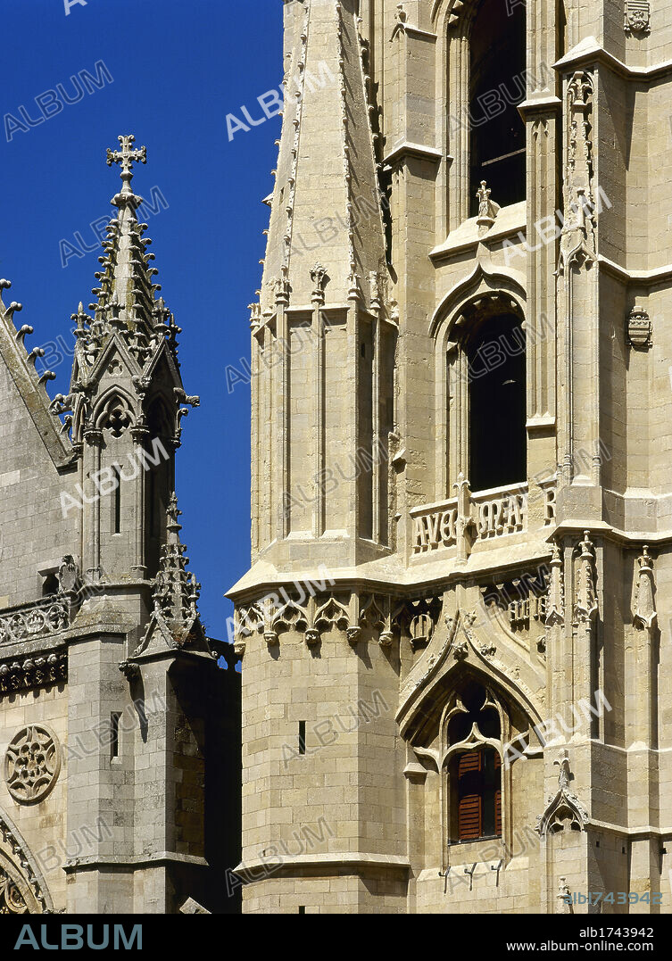 España. Castilla-León. León. Catedral de Santa María de Regla. Construida en el año 1205 por iniciativa del obispo Manrique de Lara. Las obras no finalizaron hasta principios del siglo XIV. Detalle arquitectónico de la Torre del Reloj, una de las dos torres que flanquean la fachada principal.