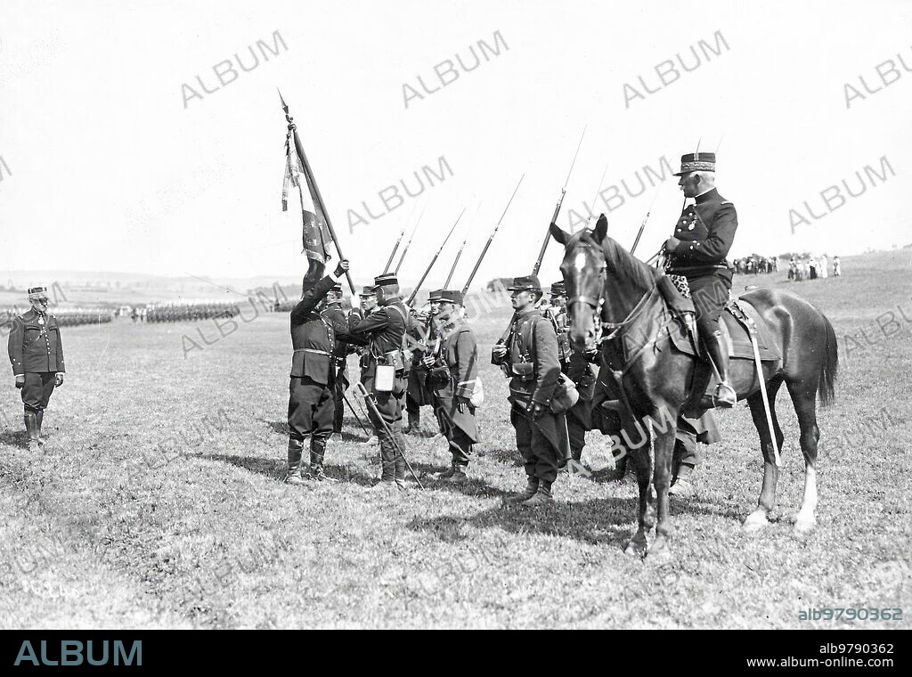 Agosto 1914. Del ejército Francés. Momento de entregar la bandera A un regimiento antes de su marcha para la frontera.