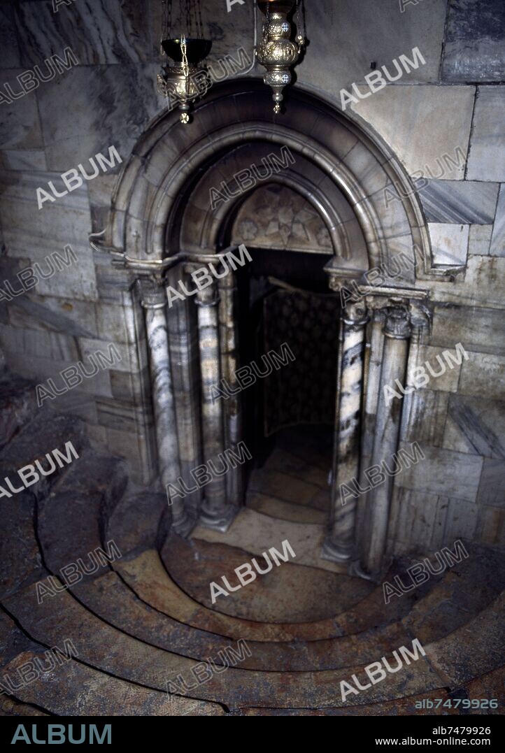 INTERIOR-PUERTA DE ACCESO A LA GRUTA DONDE SUPUESTAMENTE NACIO JESUS.