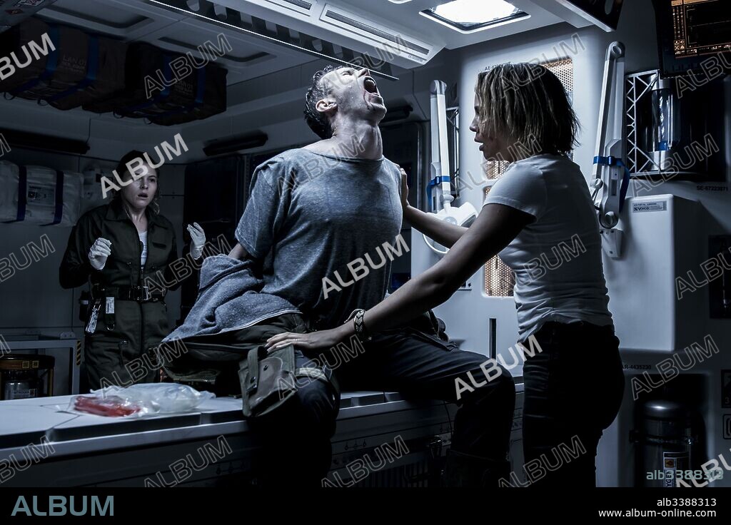 AMY SEIMETZ, BENJAMIN RIGBY and CARMEN EJOGO in ALIEN: COVENANT, 2017, directed by RIDLEY SCOTT. Copyright TWENTIETH CENTURY FOX.