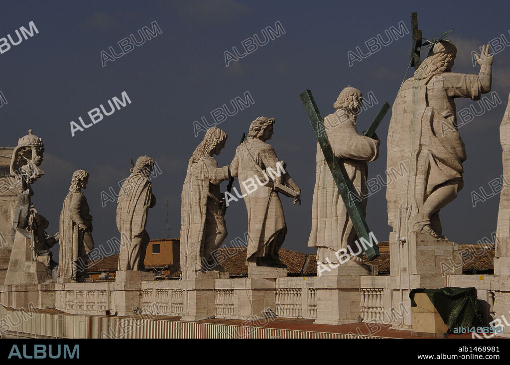 ESTATUAS DE JESUCRISTO Y LOS APOSTOLES en la azotea de la Basílica de San Pedro. Ciudad del Vaticano.