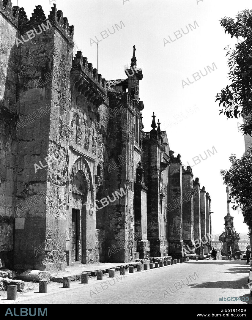 PORTADAS DE LA FACHADA OCCIDENTAL DE LA MEZQUITA DE CORDOBA CON EL TRIUNFO AL ARCANGEL SAN RAFAEL DE 1781 AL FONDO - FOTO EN BLANCO Y NEGRO - AÑOS 50.
