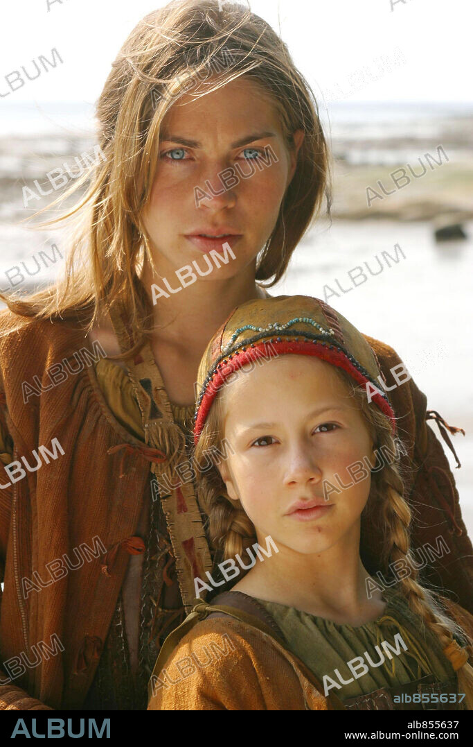 JULIETTE GOSSELIN et NOEMIE GODIN-VIGNEAU dans NOUVELLE-FRANCE, 2004, réalisé par JEAN BEAUDIN. Copyright UKFS/DAVIS-FILMS/MELEMY PRODUCTIONS / RAYMOND, SEBASTIEN.