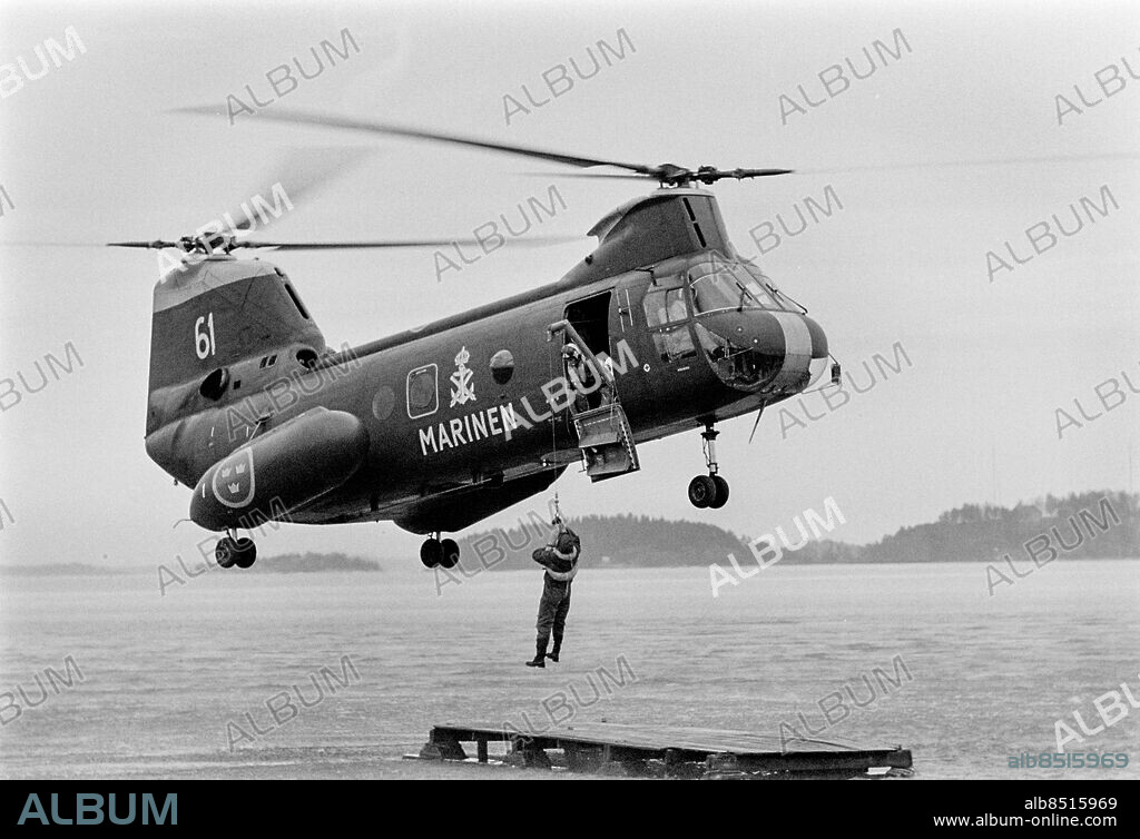 BERGA 1967-02.. Provsändning av färg-TV från Berga helikopterskola. Här ses en man hänga utanför en helikopter i luften.. Foto: Bo-Aje Mellin / RiR / SVT / Kod: 5600. Notis publ. i RiR 15/67 sid. 54.. RiR 18519 sv/v neg.