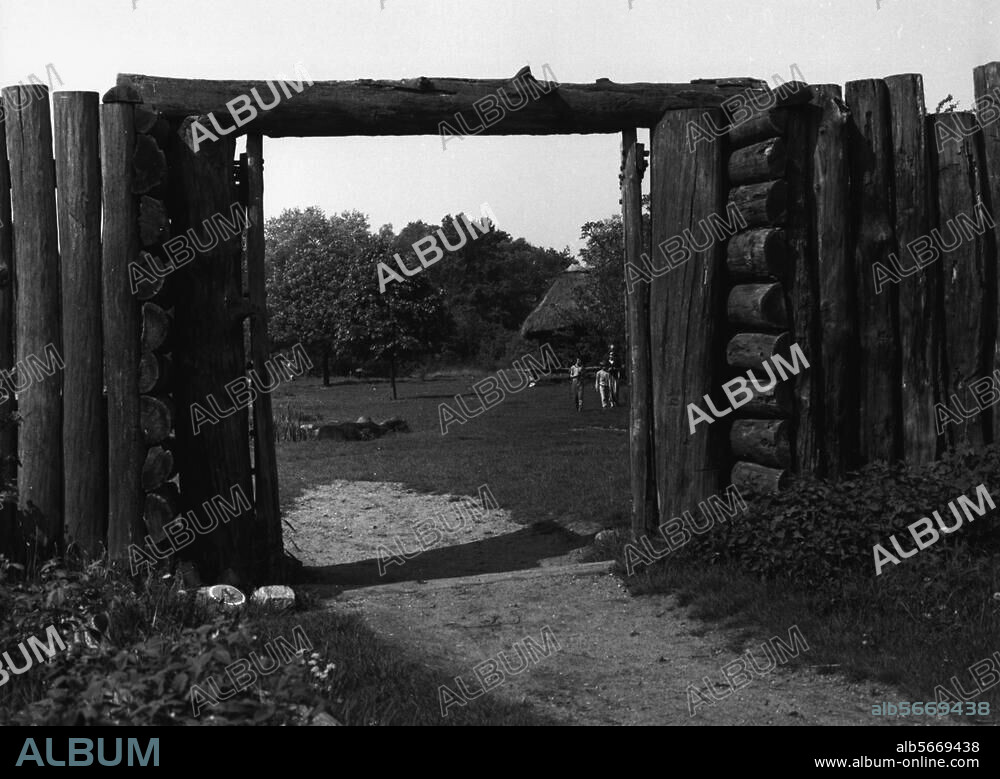 Berlin-Zehlendorf, Museumsdorf Düppel, Clauertstr. 11. (Freilichtmuseum mit der Rekonstruktion eines mittelalterl. Dorfes um 1200). Palisade mit Tor. Foto, Mai 1993.
