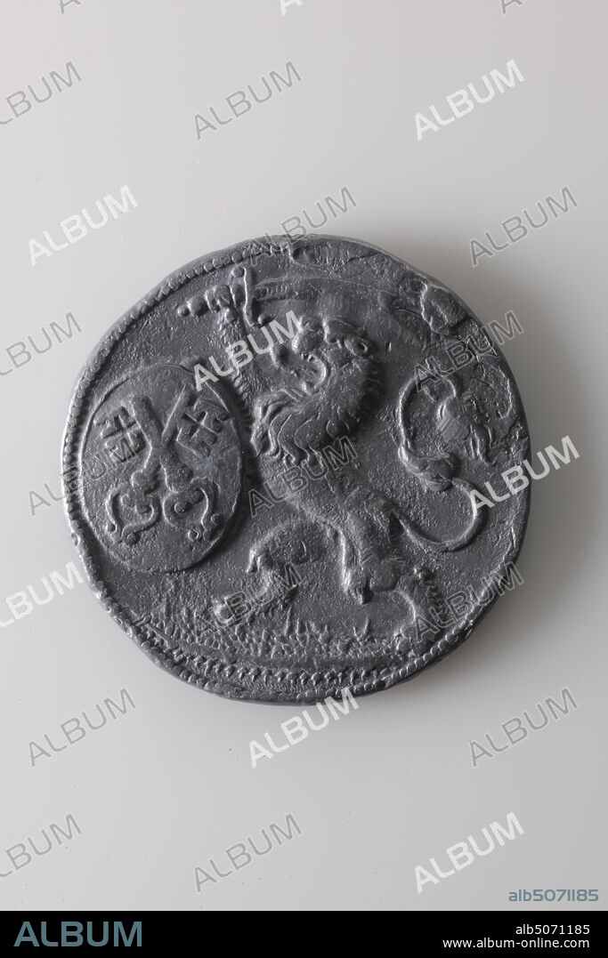 Cloth seal, Anonymous, before 1807, minted, General: 5.2 x 0.3 cm 52 x 3 mm, coat of arms, lion, Cloth seal with on the front an image of a left-leaning climbing lion. In the right leg he holds a scimitar and in the left a shield with the city coat of arms of Leiden. Two debossed, crossed keys on the back and the number 42, 1895.