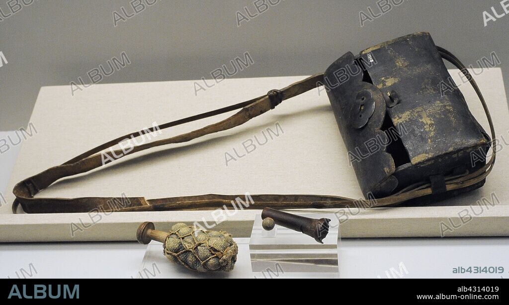Cartuchera, saquillo de metralla, molde para proyectiles y proyectil de un soldado de la Cochinchina, hacia 1850. Vietnam. Museo Naval. Madrid. España.