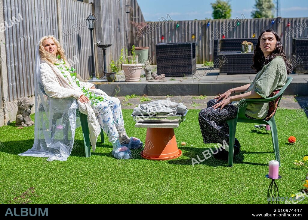 Kat Sadler y Lizzie Davidson en SUCH BRAVE GIRLS, 2023, dirigida por KAT SADLER. Copyright Camden Productions/Various Artists/BBC/A24.