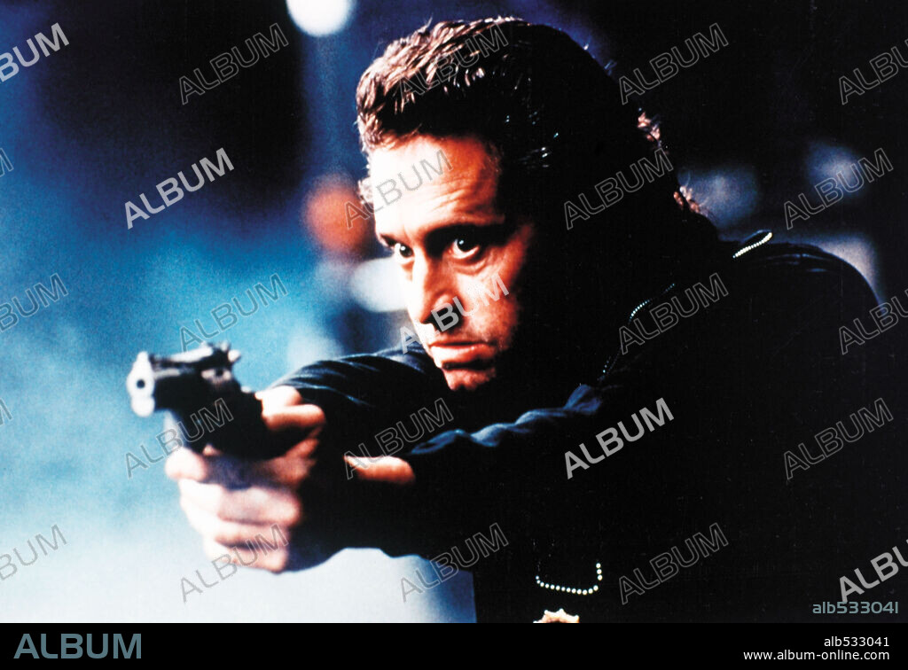 MICHAEL DOUGLAS in BLACK RAIN, 1989, directed by RIDLEY SCOTT. Copyright PARAMOUNT PICTURES.