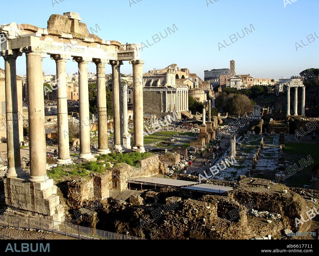 PORTICO HEXASTILO DEL TEMPLO DE SATURNO EN EL FORO ROMANO.