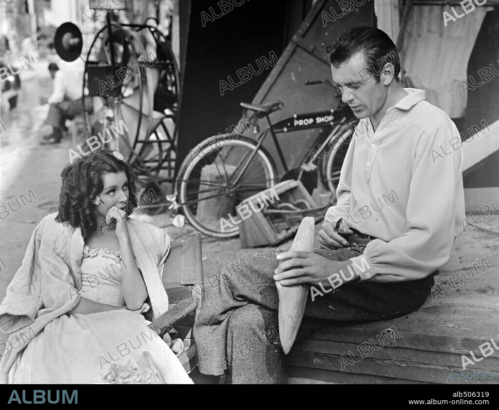 FRANCES DEE y GARY COOPER en ALMAS EN EL MAR, 1937 (SOULS AT SEA), dirigida por HENRY HATHAWAY. Copyright PARAMOUNT PICTURES.
