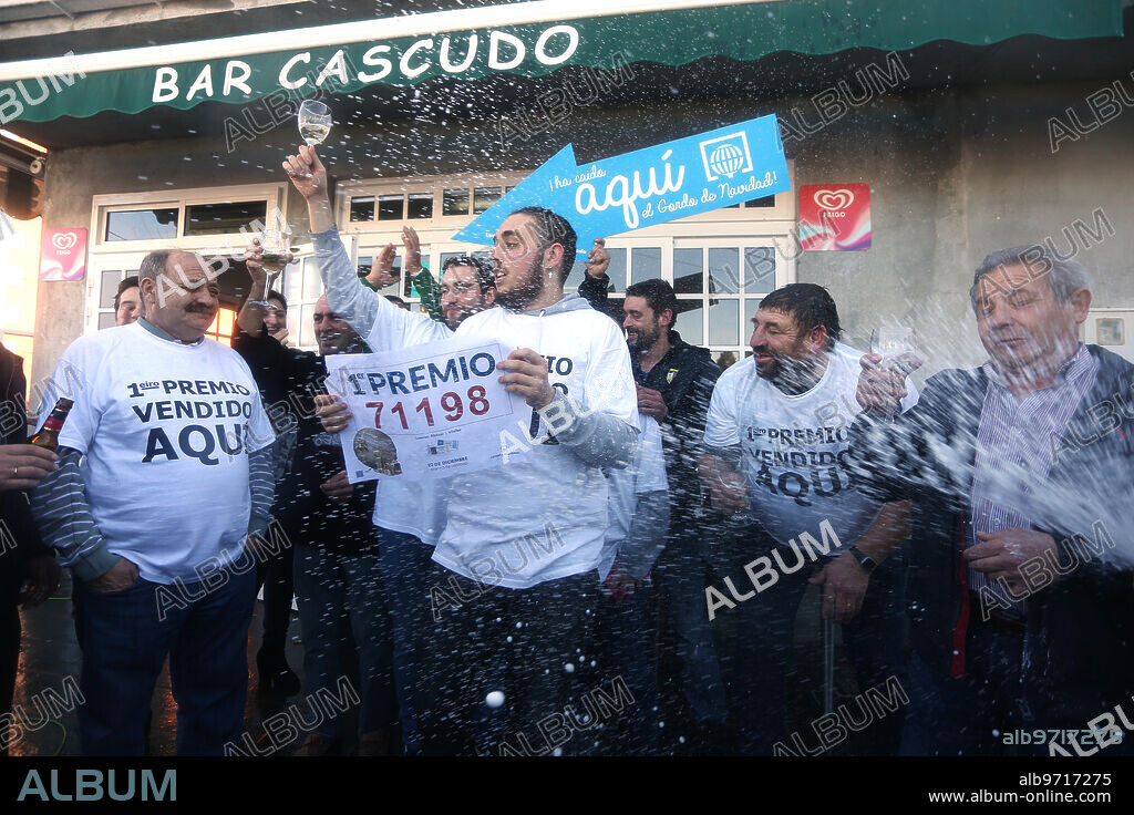 Villalba (Lugo), 22/12/2017.- El Primer premio de la Lotería de Navidad, El Gordo, fue vendido en el bar Cascudo. Foto: Miguel Muñiz Archdc.