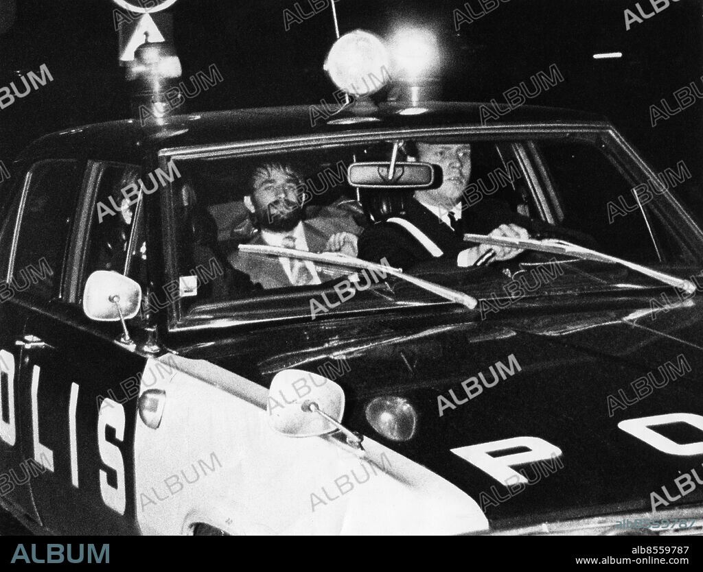 ARKIV 19720915. Livstidsdömde Miro Baresic, dömd för mordet på ambassadör Vladimir Rolovic, förs av polis till det kapade planet på Bulltofta.. Foto: Bertil Stilling / XP / SCANPIX / Kod: 40 **AFTONBLADET OUT**.
