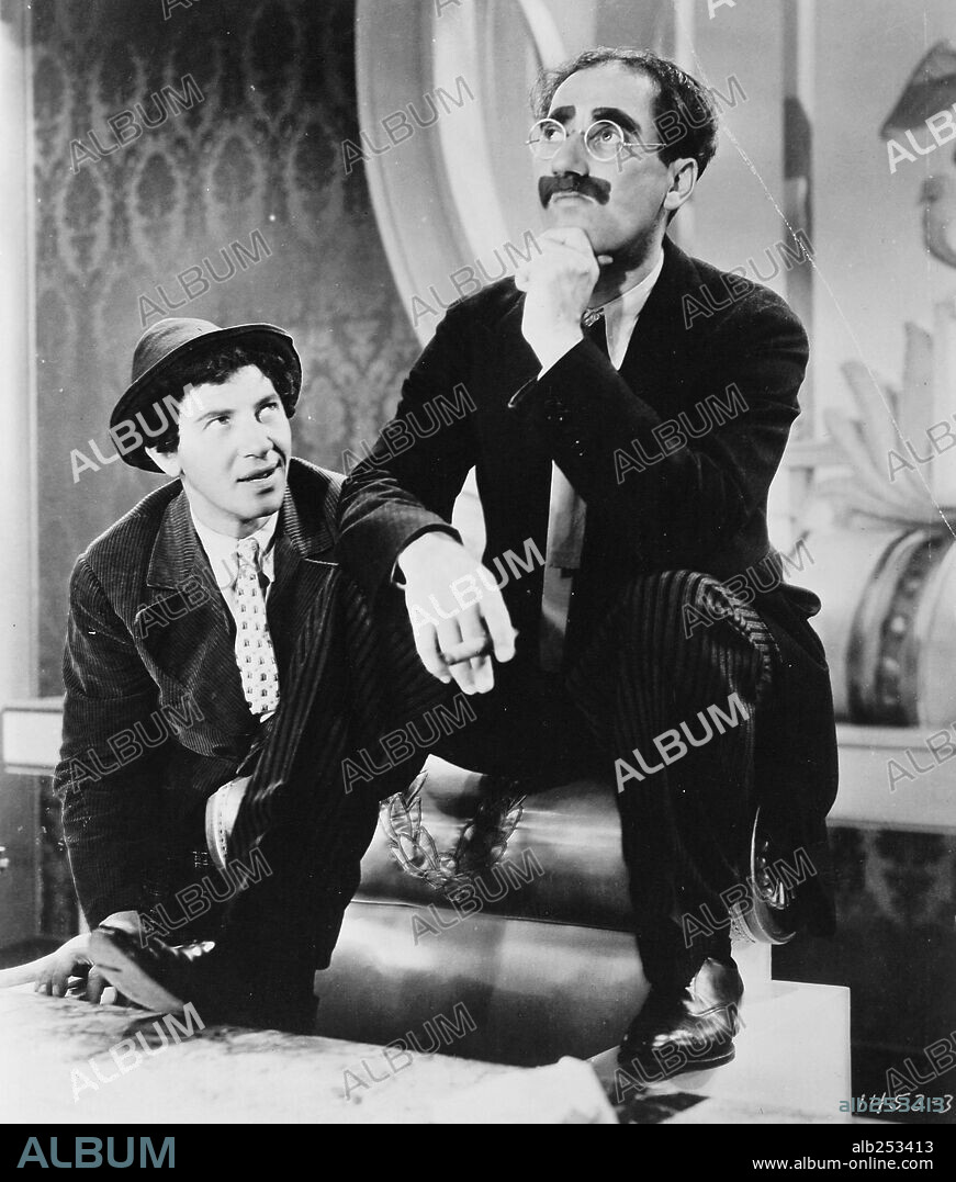 CHICO MARX y GROUCHO MARX en SOPA DE GANSO, 1933 (DUCK SOUP), dirigida por LEO MCCAREY. Copyright PARAMOUNT PICTURES.