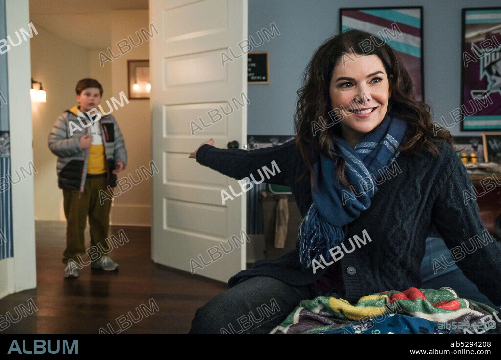 LAUREN GRAHAM and MAXWELL SIMKINS in MIGHTY DUCKS, THE: GAME CHANGERS, 2021, directed by MICHAEL SPILLER. Copyright ABC SIGNATURE STUDIOS.