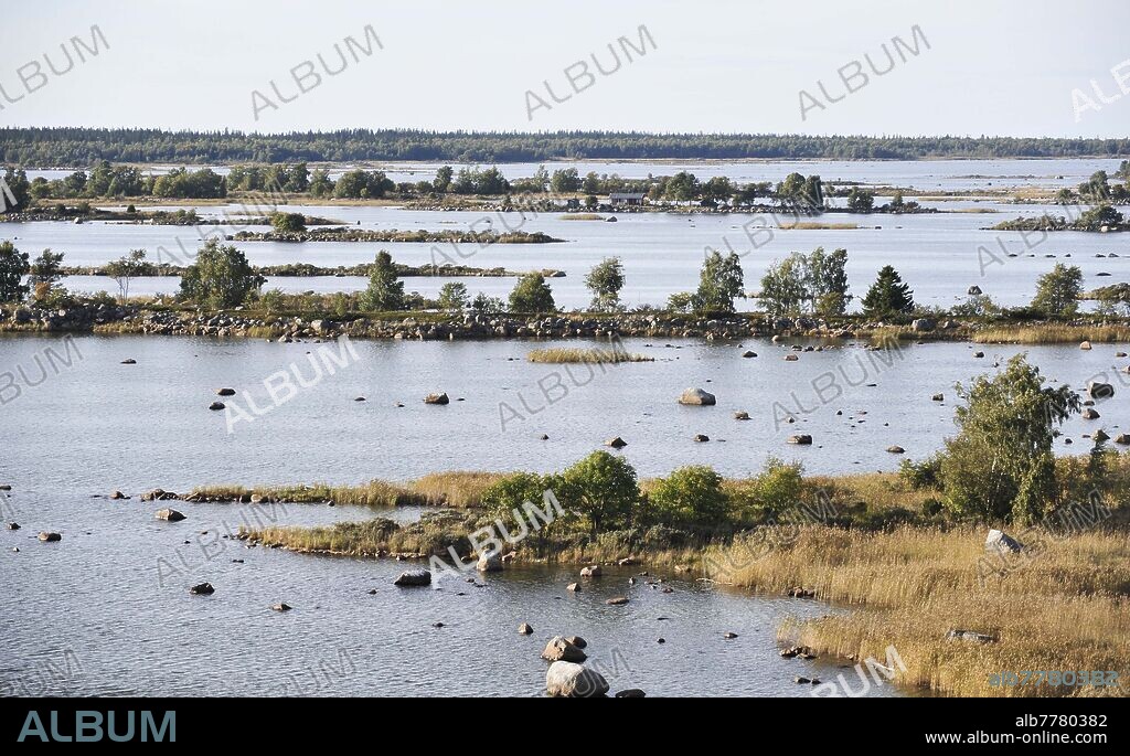 (130910) -- BRUSSELS, Sept 10, 2013 () -- Photo taken on Sept 4, 2013 shows the view of Kvarken Archipelago at Svedjehamn, about 40 kilometers north of Vaasa, Finland. The 5,600 islands of Kvarken Archipelago, which is the only admitted UNESCO World Natural Heritage of Finnish, feature unusual ridged washboard moraines, °ÆDe Geer moraines°Ø, formed by the melting of the continental ice sheet, 10,000 to 24,000 years ago. The Archipelago is continuously rising from the sea in a process of rapid glacio-isostatic uplift, whereby the land, previously weighed down under the weight of a glacier, lifts at rates that are among the highest in the world. (/Ye Pingfan) |. 10/09/2013