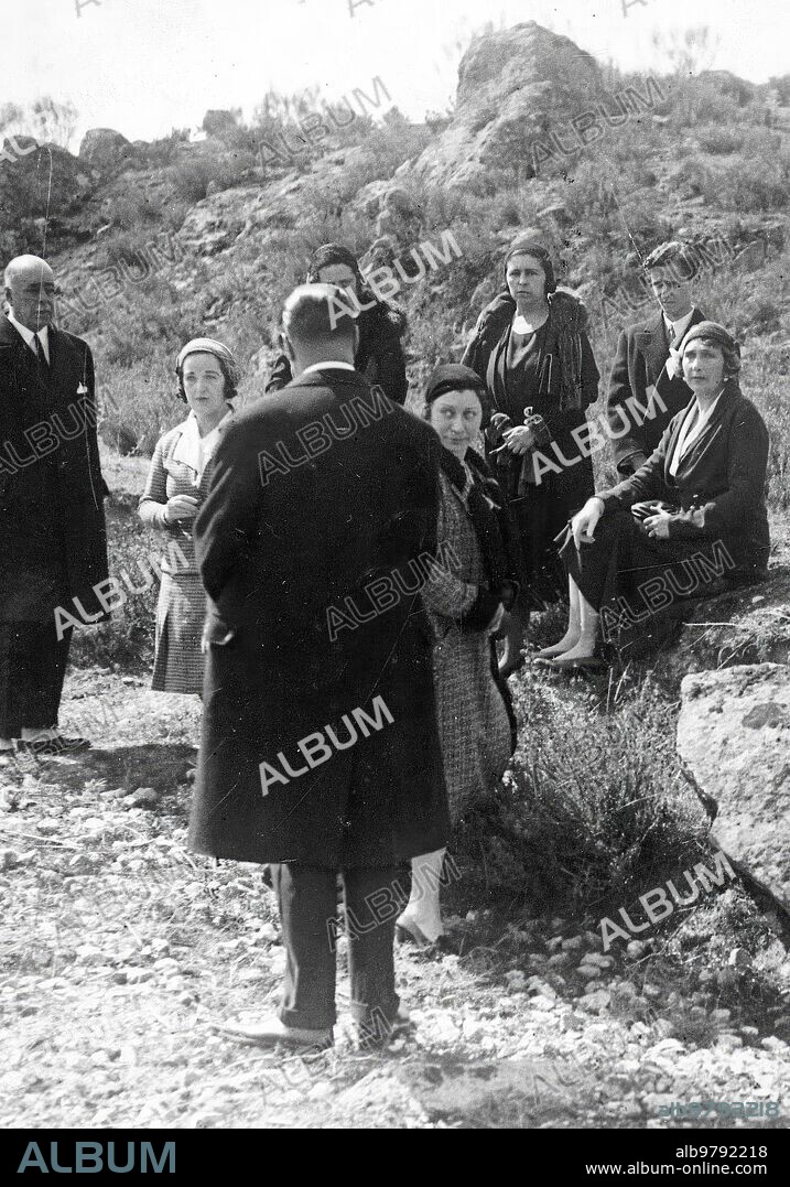 14 abril 1931. La Reina Victoria Eugenia en Galapagar camino del exilio.