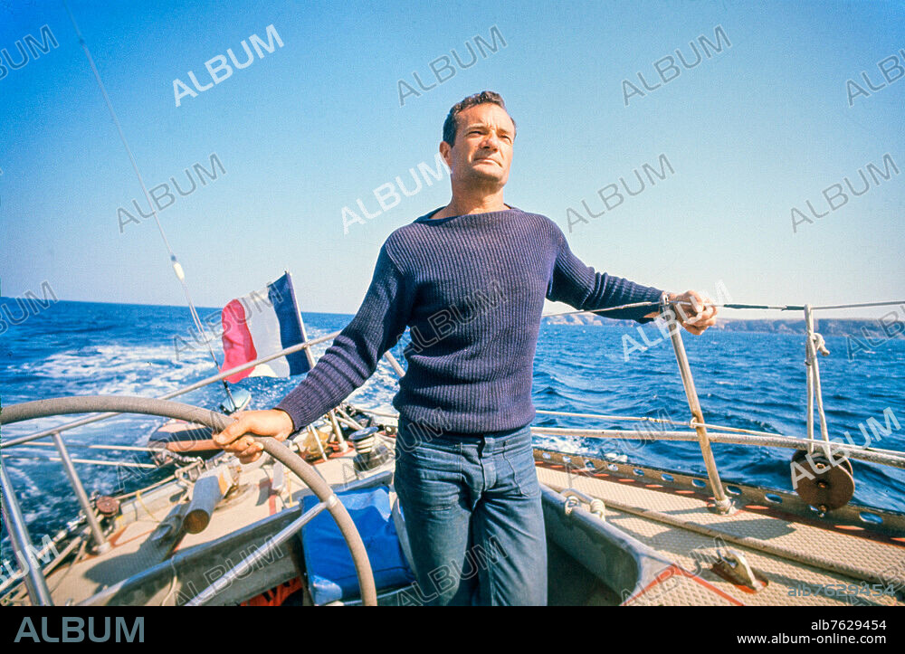 Tabarly, Eric (1931-1998), navigateur français. Eric Tabarly à bord de son voilier le Pen Duick VI, entre la Trinité sur Mer et Belle-Ile en Mer. Photo, le 2 Août 1976.