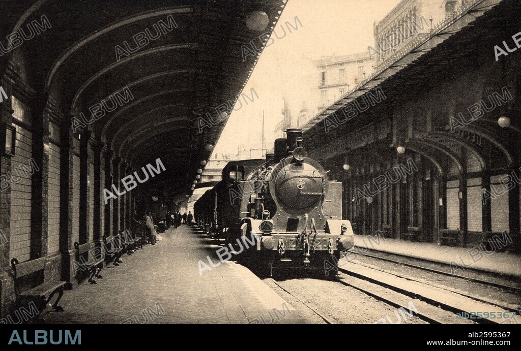 Barcelona. Ferrocarril en el andén del apeadero del Paseo de Gracia. Año 1920.